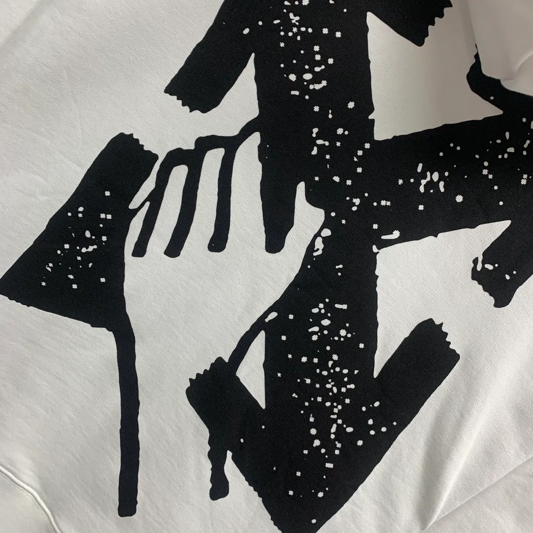 Top tested version 23SSOFF WHITE OW holding earth arrow in hand holding arrow on back pure cotton loose loose short-sleeved T-shirt for male and female couple stars. The printing on the back and chest adopts high-coverage screen printing technology, and the glue is imported. The scraped printing is smooth and delicate. The front sub-print adopts cracked anti-counterfeiting identification details, and the breaking points are 100% aligned! The fabric is made of 420g double yarn terry plain cotton fabric, which has a smooth skin feel. Size: XS-L Color: Black P:410